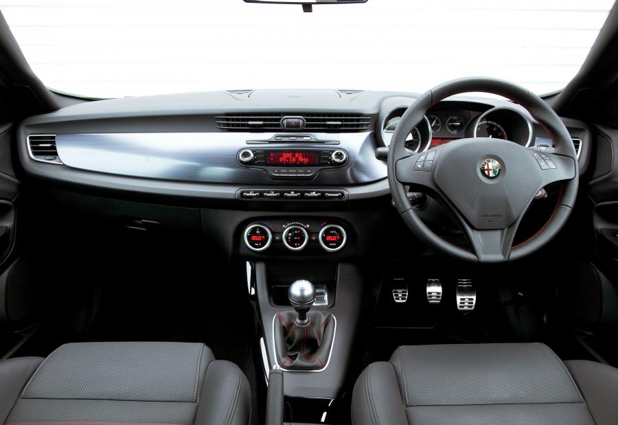 Торпедо Alfa Romeo Giulietta Cloverleaf (940) 2010 года  (UK) (фото 33 из 40)